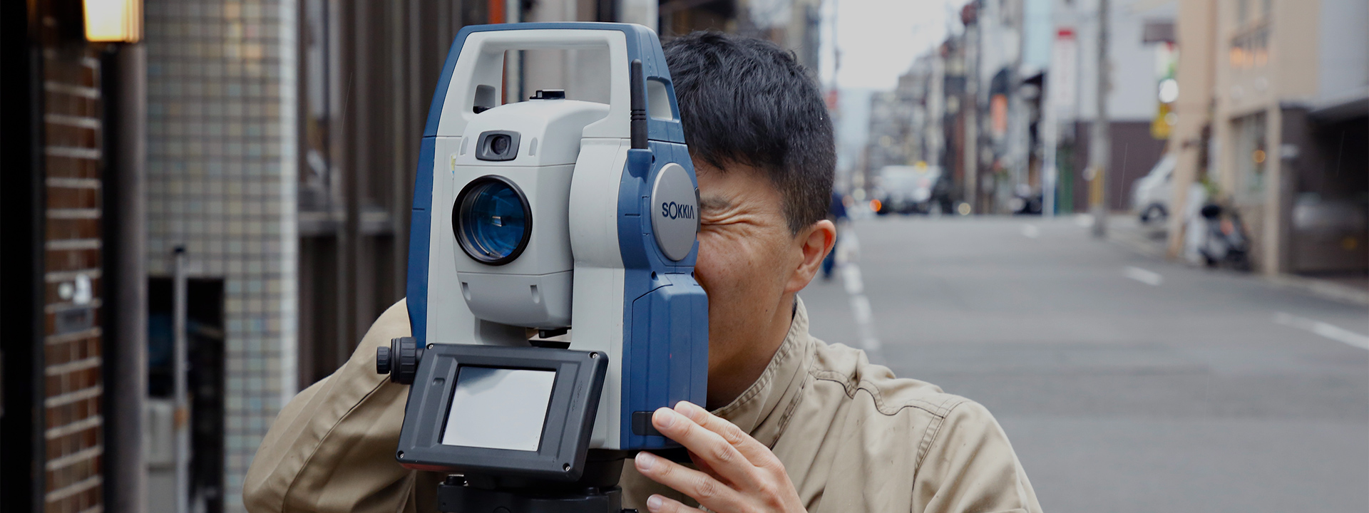 京都の3D測量専門会社 株式会社SurveySolution - 3Dレーザースキャナによる高精度測量の様子